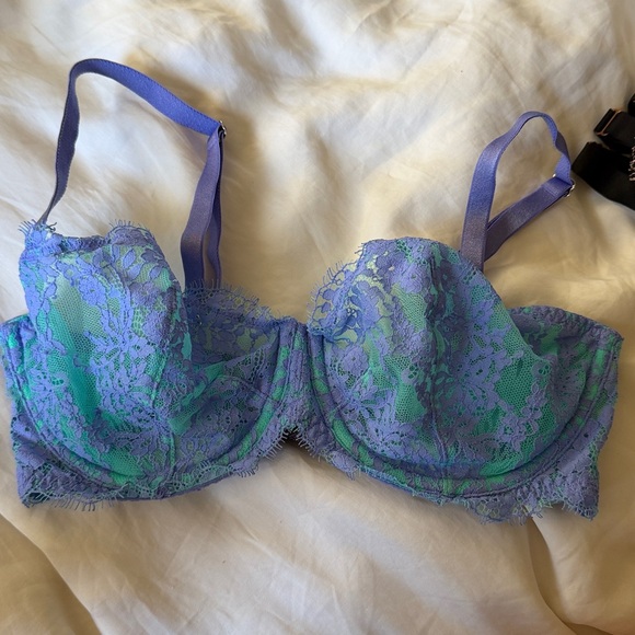 Victorias Secret Bundle of 3 Unlined Lacy Bras - 34D - Picture 8 of 10